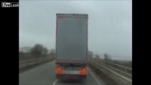 ветер свалил фуру на бок ! Ветер, ветер ты могуч !!!