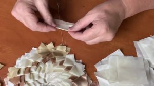 Круглый коврик, сшитый из маленьких обрезков атласной ткани. Красота! Или коврик из треугольников.