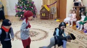 Танец на новогоднем утреннике. Бяки-буки.