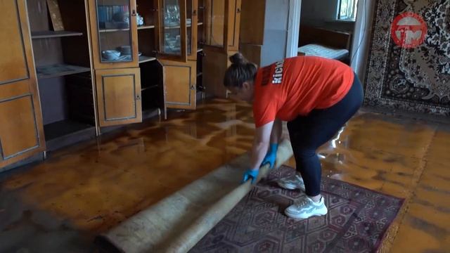 Пострадавшие от стихи продолжают расчищать свои дома смотреть онлайн