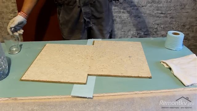 Как девушка укладывает виниловую плитку. Сравнение разных напольных покрытий. смотреть онлайн