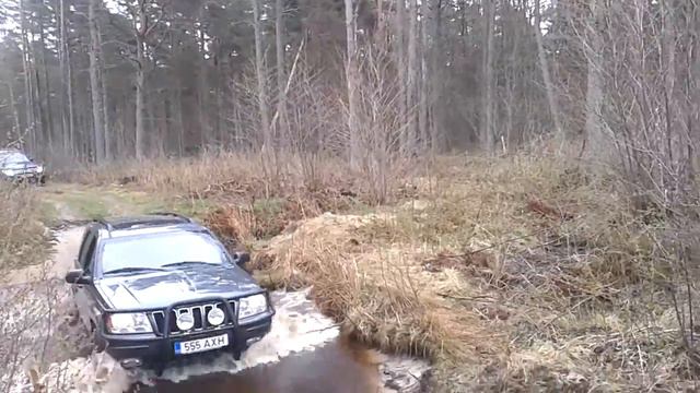 Jeep Grand Cherokee штурмует огромную реку смотреть онлайн