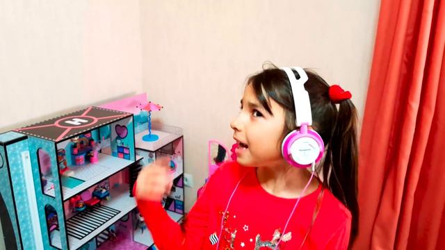 Ева УЖАСНО поет и мешает брату / If You Happy And You Know It - Nursery Rhymes смотреть онлайн