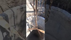Опускаем ЖБ кольца для сливной ямы, без крана.