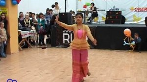 Девушка танцует Тайский танец