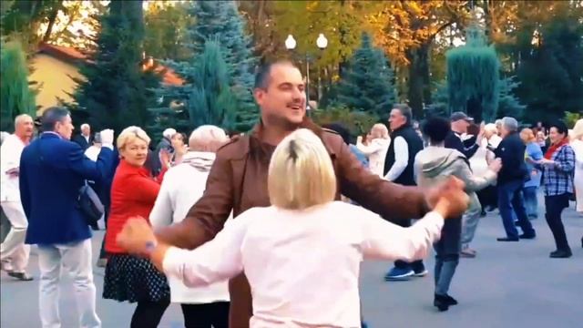 МОЯ???МОЯ!15 ОКТЯБРЯ 2023 ХАРЬКОВ ТАНЦЫ В ПАРКЕ УКРАИНА смотреть онлайн