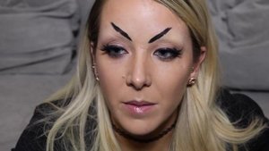 Популярная блоггерша сбрила брови!!!!!