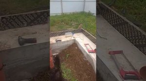 Прокладываю трубы под воду, газ и канализацию.