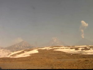 Вулкан Ключевской. Пепловый выброс на высоту ~10 км над уровнем моря. 2018-05-14 22:03 UTC.