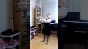 Играем на флейте. Через 4мес как Даша начала учиться на флейте.