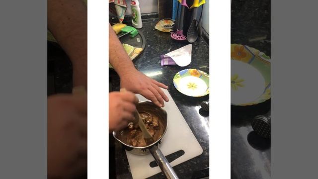 #МистерЕгор с папой готовят вкусный десерт из шоколада и маршмеллоу ?