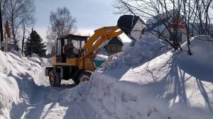 Фронтальный погрузчик ZL-20 в работе.