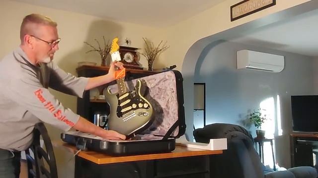 Fender American Professional 2 Stratocaster in Mercury quick unboxing смотреть онлайн