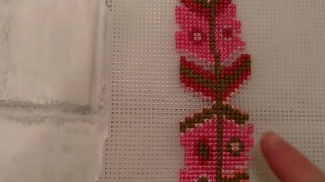 Тренды в вышивке / Перо на пластиковой канве / Готовая работа