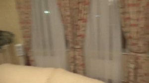 Домашний кинотеатр в гостиной загородного дома.