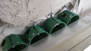 Что сначала штукатурка или электрика???