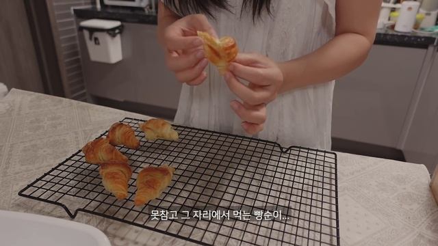 ENG)vlog ?침구 바꾸고 온라인으로 장도보고 집밥 챙겨먹는 집순로그, 그릇 언박싱, 틈새라면볶음면, 크로플, 홍시, 밥버거, 순대국밥, 부라타치즈, 앵그리너구리, 과일차