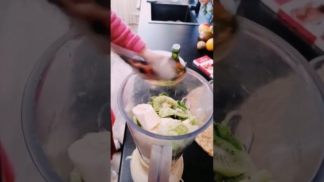 Зелёный смузи со спирулиной.Новый рецепт.