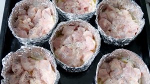 Куриное филе с помидорами и сыром в горшочках из фольги