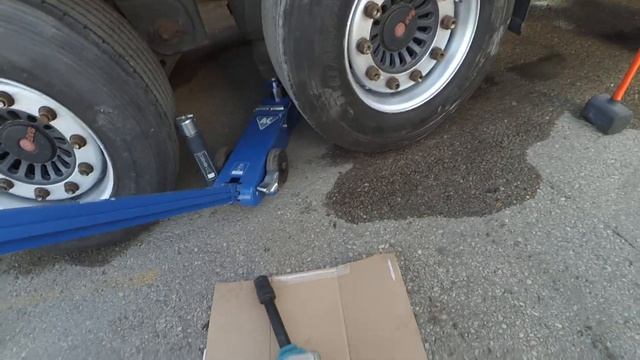 Замена колеса на полуприцепе.