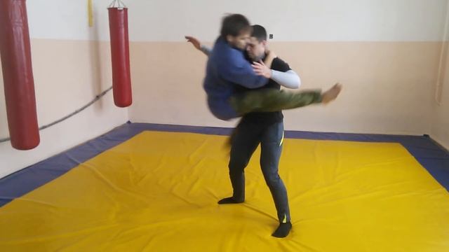 Управление весом тела в бросках. Техники бросков ногами. Система "УРвД"
