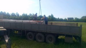 Стропальщик 80 уровня. Кирпич из фуры. Выгрузка кирпича. Близкостоящие поддоны. как построить дом