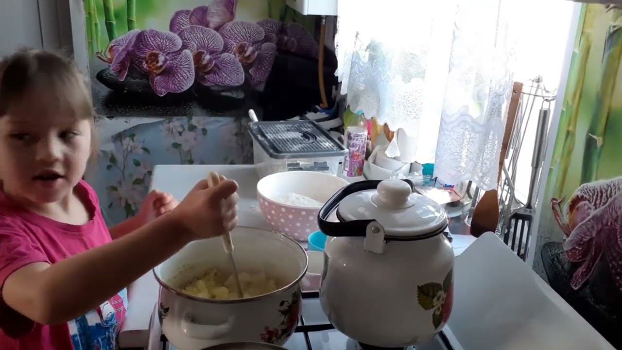 375/Будни нашей семьи.Тесто на пельмени и вареники.Лепим вареники с картошкой.