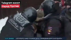 ОМОН-овцы избивают лежащих на земле женщин дубинками, они кричат МЫ БЕЗ ОРУЖИЯ