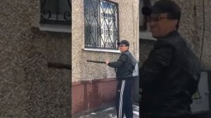 Лайфхак по мойке окон с решетками на первом этаже