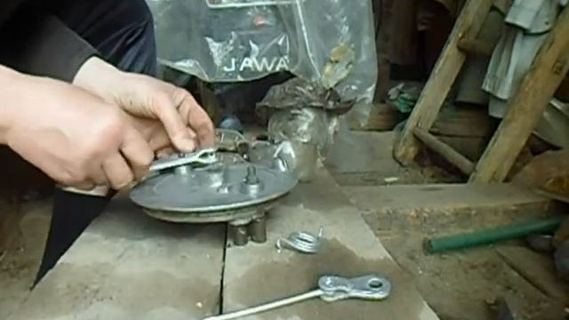 Ява переходная,собираем передний тормозной барабан. смотреть онлайн