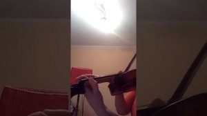 Уроки скрипки для начинающих. Как под горкой под горой, пиццикато и пение.