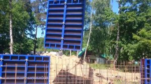 Монтаж опалубки частного дома. Обработка эмульсолом щитов стеновой опалубки.