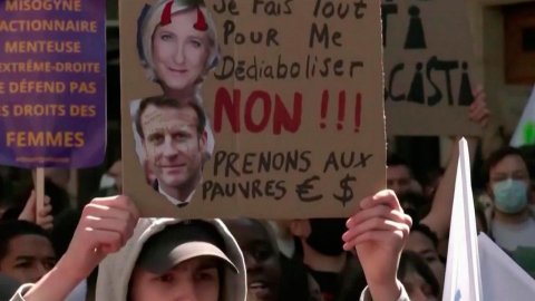 Во Франции проходят многотысячные акции против кан...резиденты, которые прошли во второй тур выборов