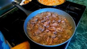 Вкусная и нежная куриная печень, тушеная в сметане с луком и морковью. Готовим быстро и просто!