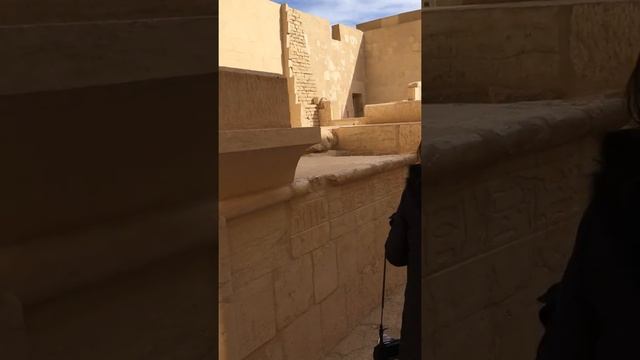 Eric Clark's Travel Videos - Deir el-Bahari Egypt - Visiting the Temple with the guide