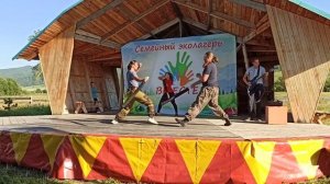 Показательное выступление с мечами. Танец- бой.