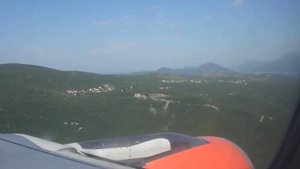 Посадка в международном аэропорту города Тиват Черногория