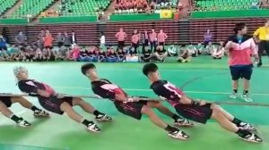 Перетягивание каната среди школьников. Китай.