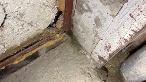 Тающий снег подтопил подвал гаража