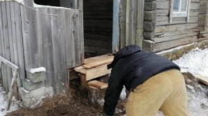 Делаем ступени у входа в избу из подручных материалов!