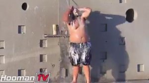 Человек моет голову шампунем