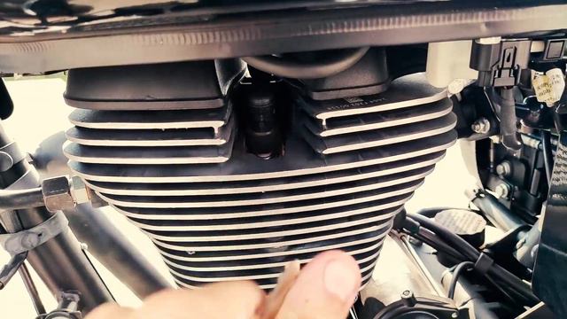 Royal Enfield Classic 500 Tribute Black. Some thoughts about it. Walk around, comments, start up. смотреть онлайн