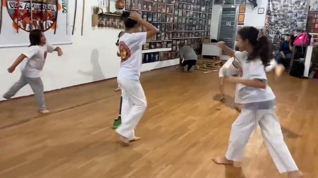 Treino de capoeira para crianças. Brincadeira da vassoura смотреть онлайн