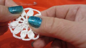 Нежная и красивая снежинка связанная крючком. Вяжем вместе новогодние украшения легко и просто.