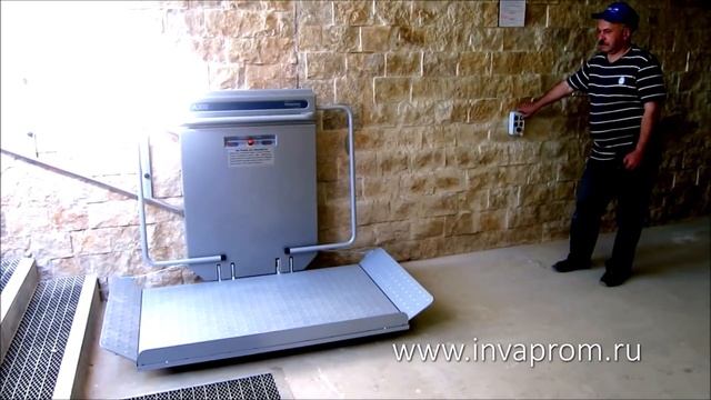 Наклонный инвалидный подъемник для узких лестниц