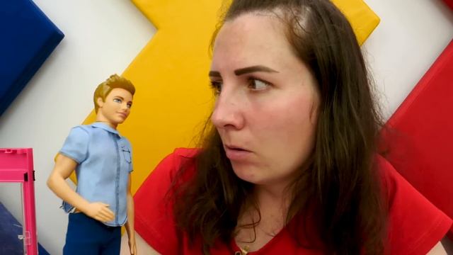 Что кукла Барби сделала с бровями? — Я не хочу в школу: Красота — страшная сила! Видео с куклами смотреть онлайн