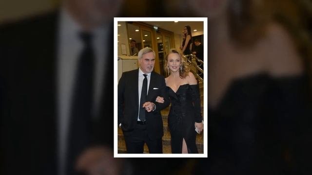Альбина Джанабаева ждет третьего ребенка.