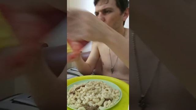 ОБЖОР НА МАКАРОНЫ С ТУШЕНОЙ ГОВЯДИНОЙ, САЛАТ ИЗ ПОМИДОРОВ РОЗОВЫЙ БУГАЙ С МАЙОНЕЗОМ