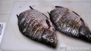 Жареный карась в муке на сковороде целиком