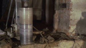 алмазное бурение отверстия в бетонном фундаменте сталинки дрелью алмазного сверления DeWALT D 21585